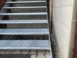 Schody k verandě, pozinkované