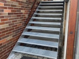 Schody k verandě, pozinkované