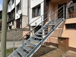 Pozinkované schody se zábradlím