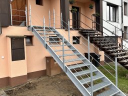 Pozinkované schody se zábradlím