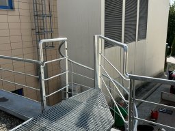 Točité schody s navazující lávkou