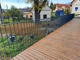 Zábradlí lávky pro pěší s ozdobnými prvky