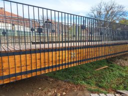 Zábradlí lávky pro pěší s ozdobnými prvky