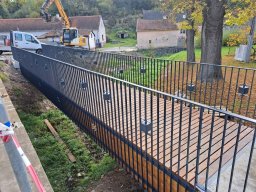 Zábradlí lávky pro pěší s ozdobnými prvky